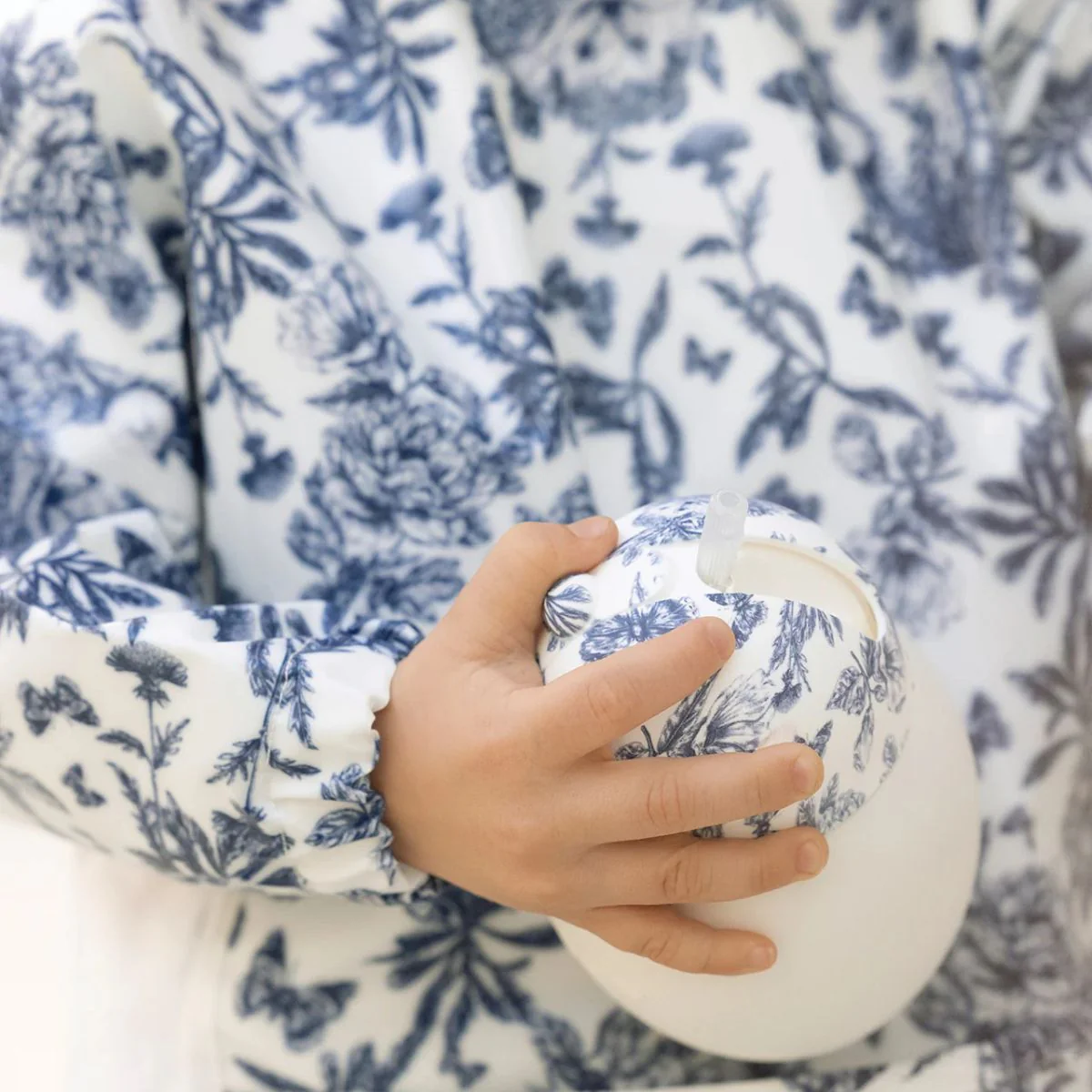 Élhée Weighted Straw Cup Tartine et Chocolat Toile de Jouy Blue 240 ml 9M+ - Image 4