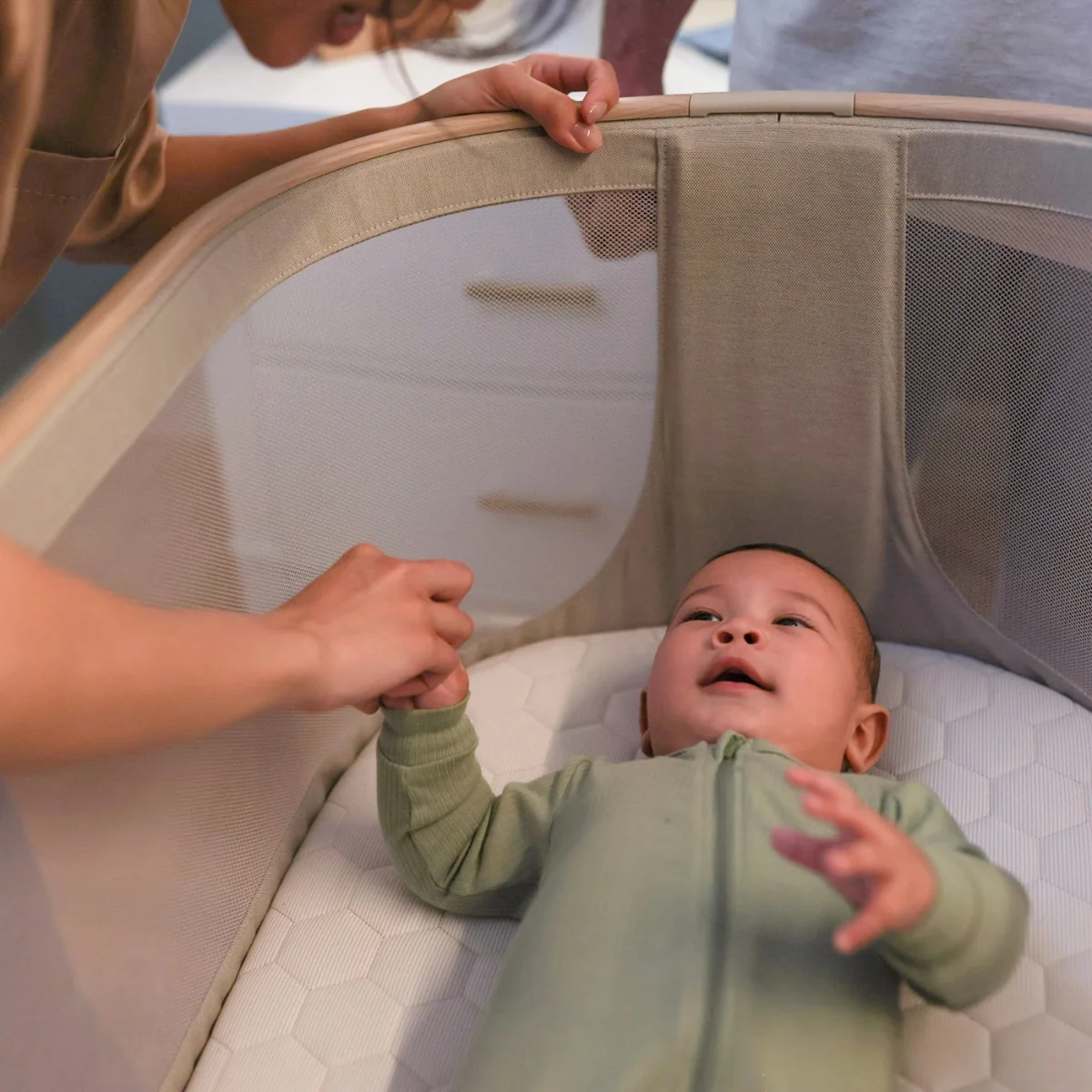 Maxi Cosi Iora Bedside Bassinet - Classic Truffle - EcoCare - Image 2