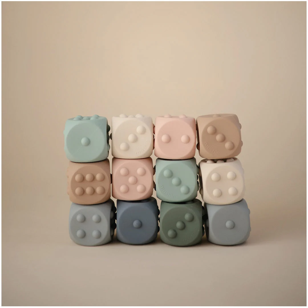 Mushie Dice Press Toy 2-Pack Cambridge Blue/Shifting Sand - Image 3