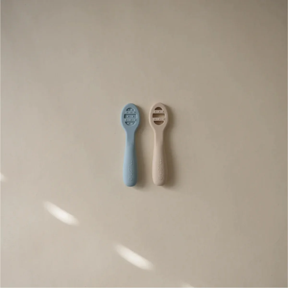 Mushie First Feeding Baby Spoons 2-Pack - Powder Blue/Shifting Sand - Image 3
