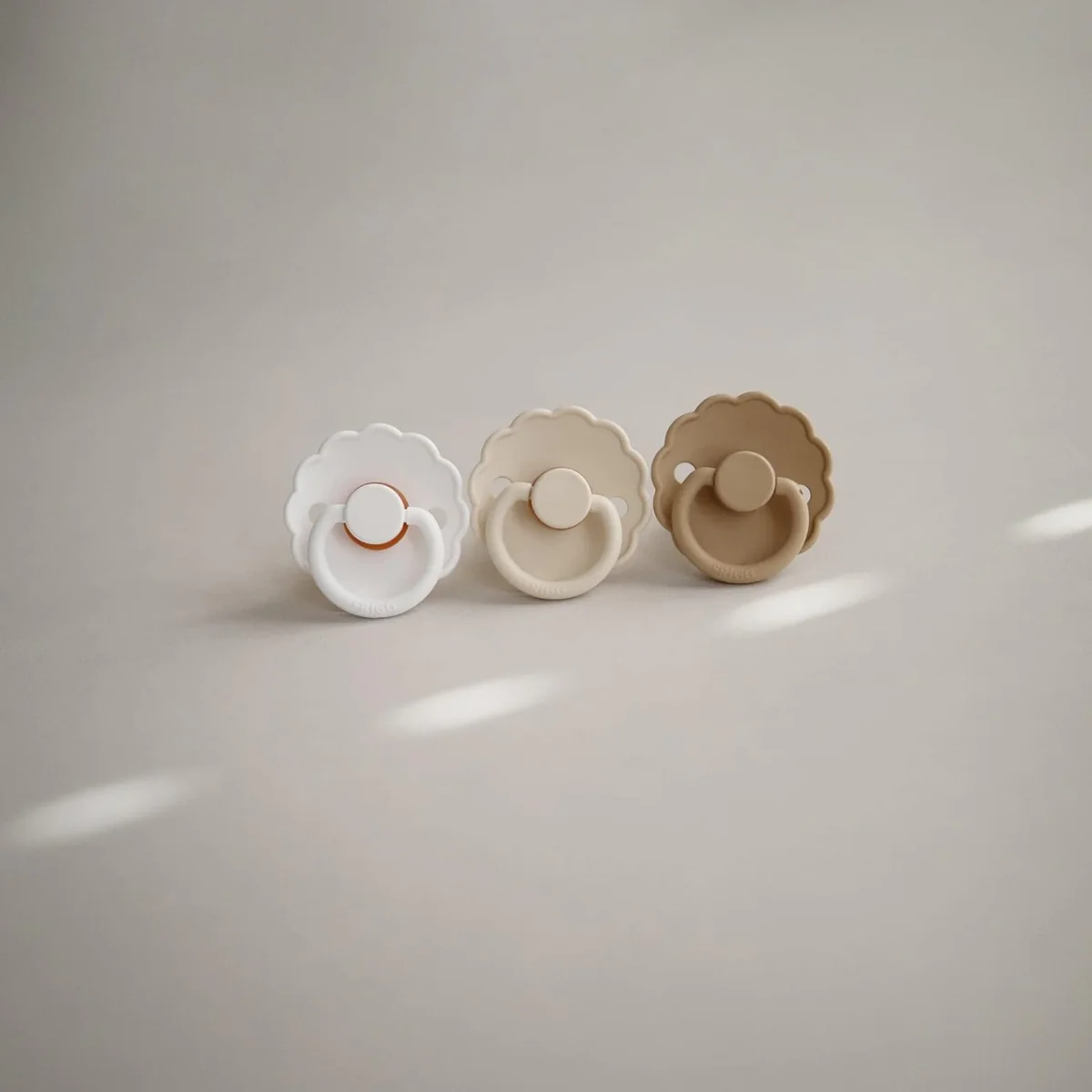 Mushie Frigg Daisy Natural Rubber Pacifier 2 pack - Aurora/Bright White - 6-18M - Image 4
