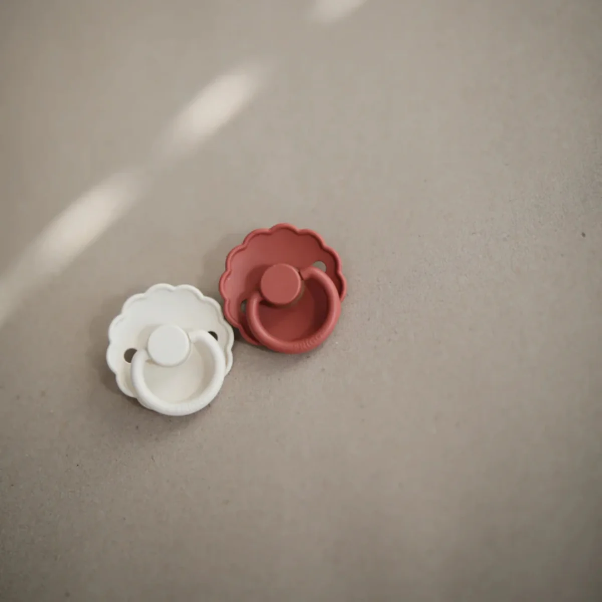 Mushie Frigg Daisy Natural Rubber Pacifier 2 pack - Baked Clay/Cream - 6-18M - Image 4