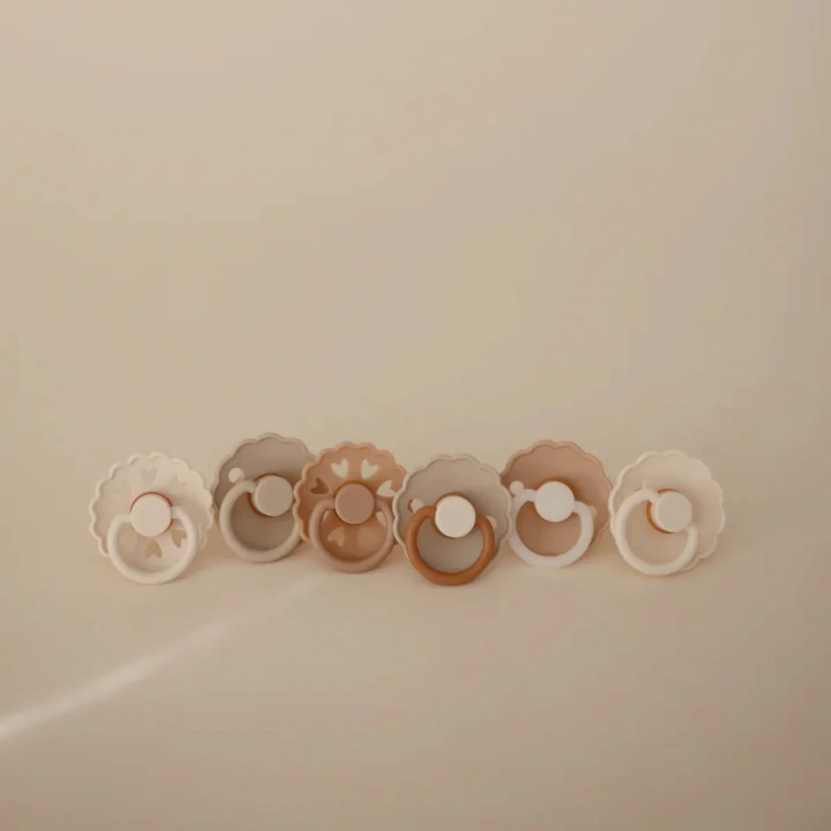 Mushie FRIGG Natural Rubber Cinnamon Charm Pacifier 6-Pack - 0-6M - Image 3