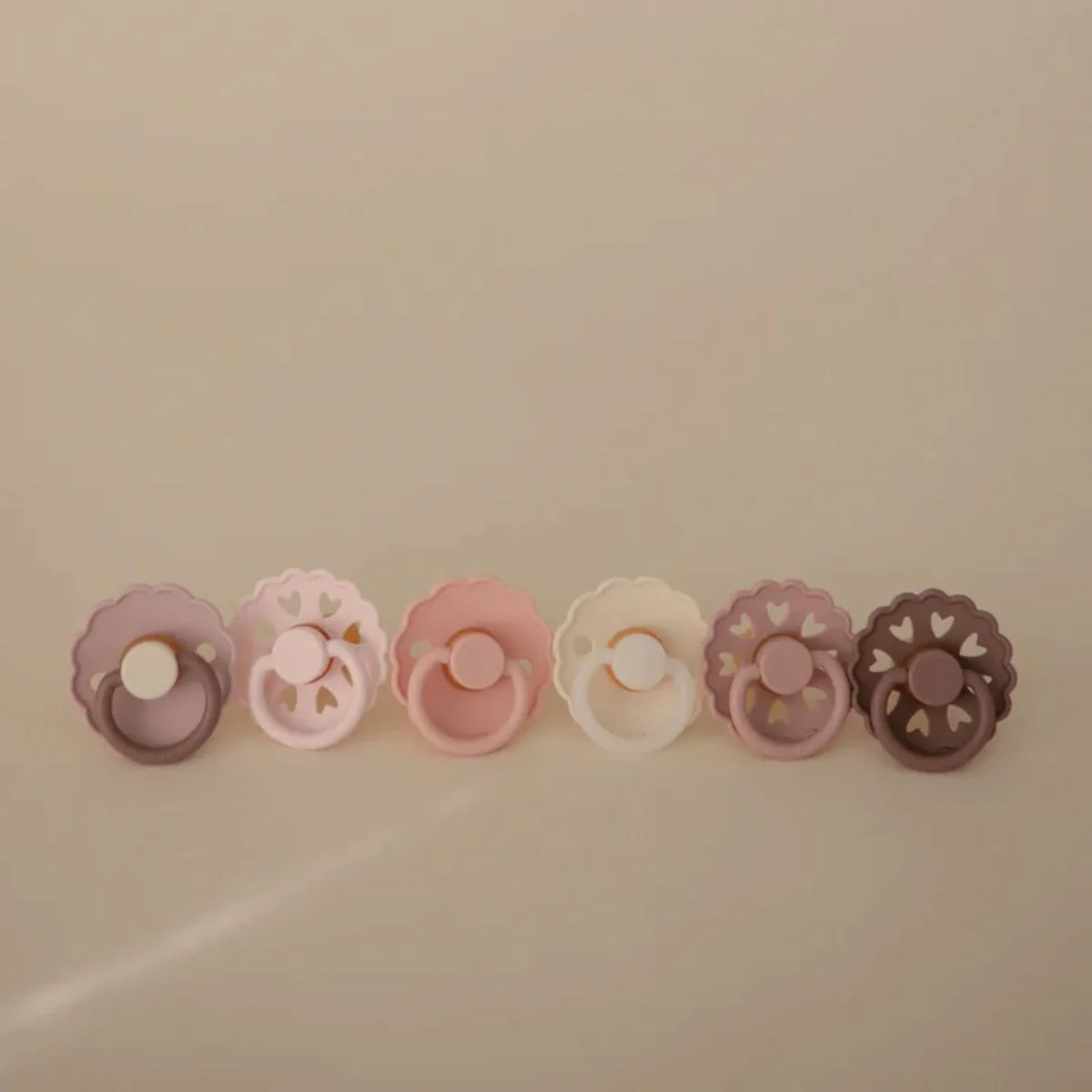 Mushie FRIGG Silicone Rubber Pacifier Kit Blooming Love 6 pack - 6-18M - Image 3