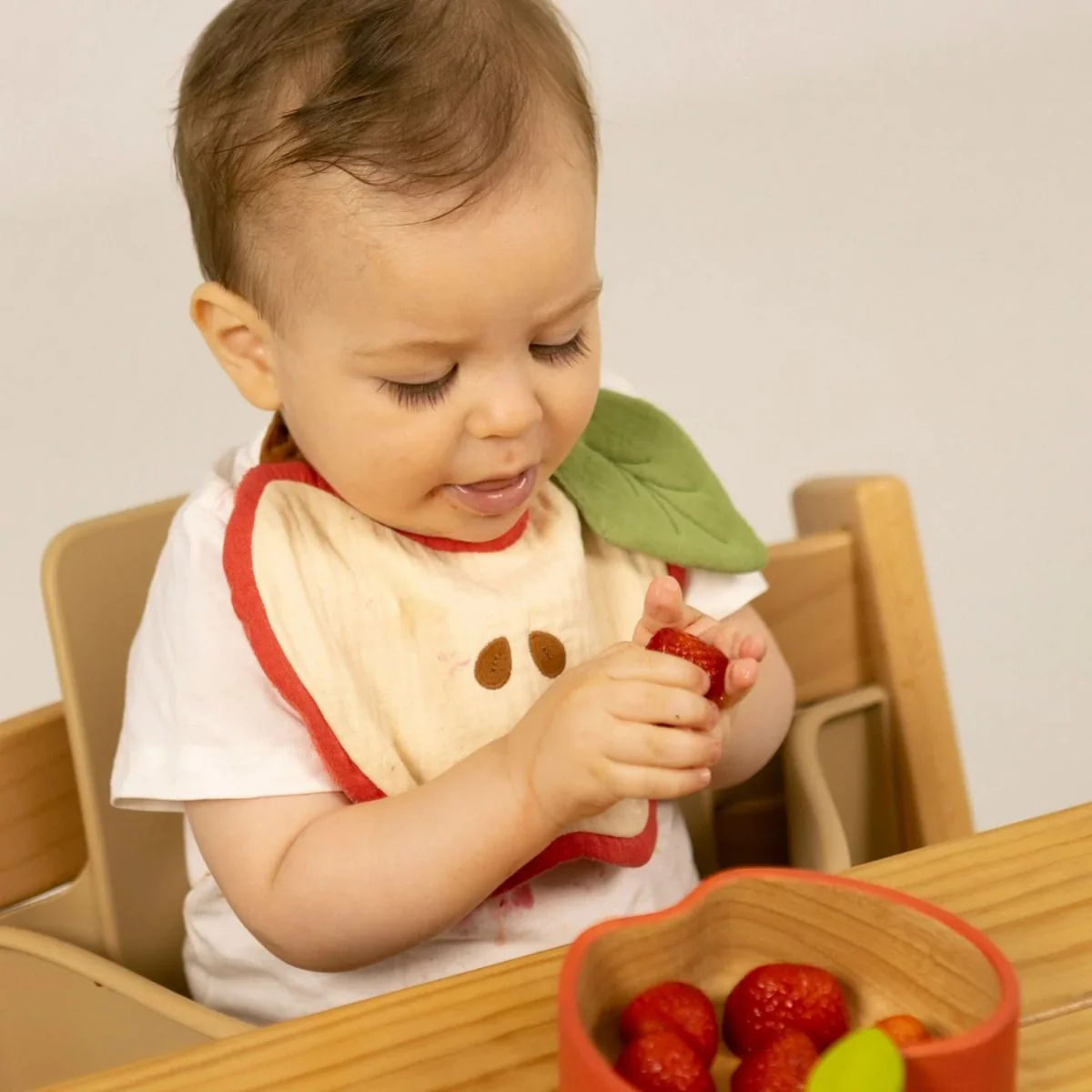 Oli & Carol Bib - Pepa The Apple - Image 2