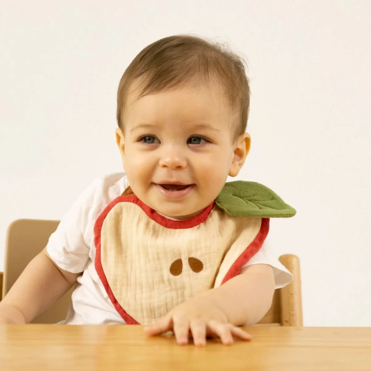 Oli & Carol Bib - Pepa The Apple - Image 7