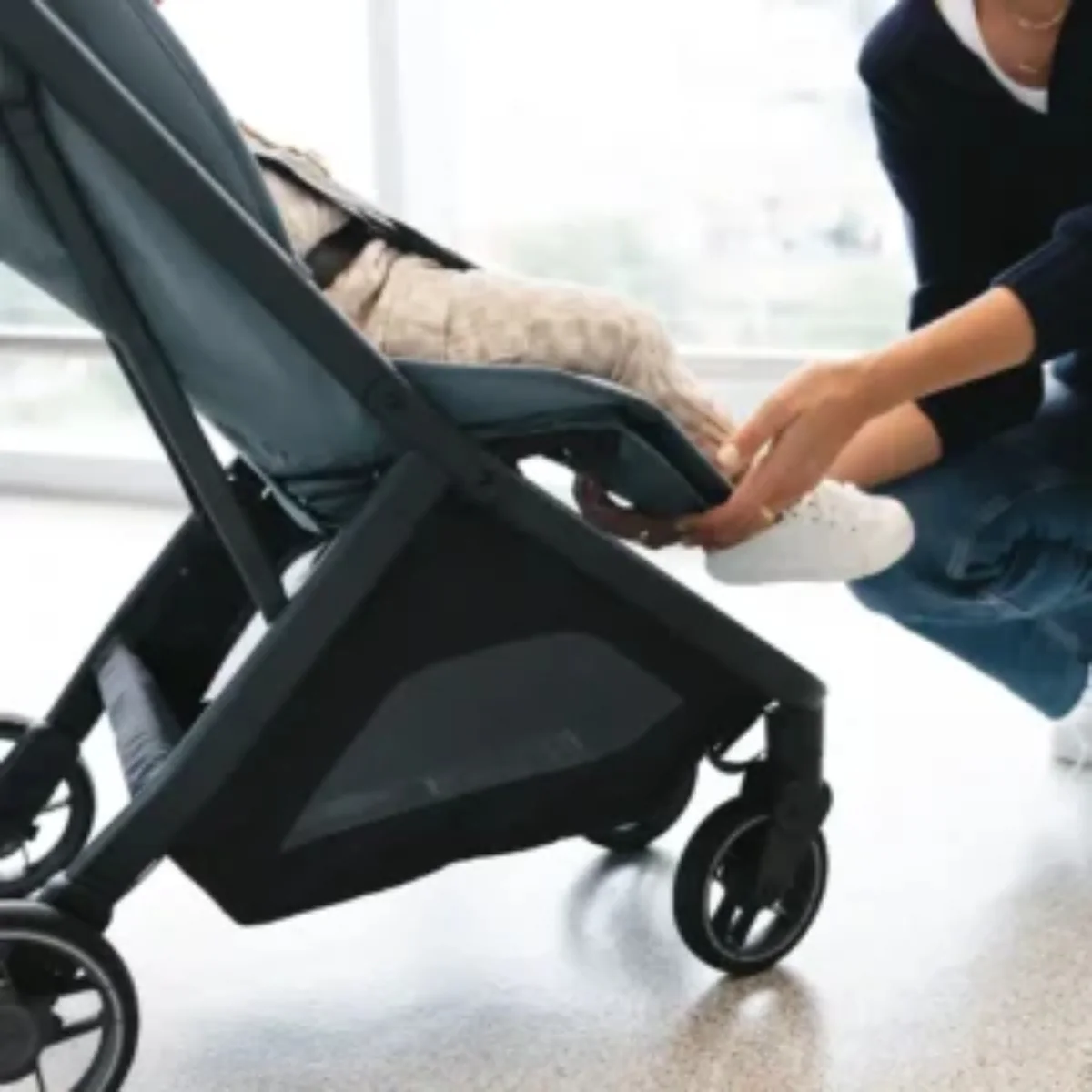 UPPAbaby Minu V3 Compact Stroller - Greyson (Charcoal Melange / Carbon Frame / Saddle Leather) - Image 11